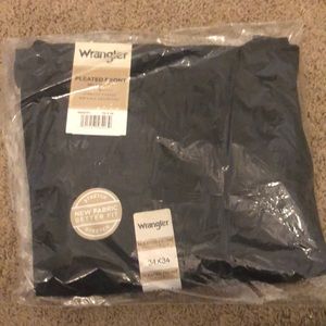 Men’s Wrangler Pleated Front black dress pants